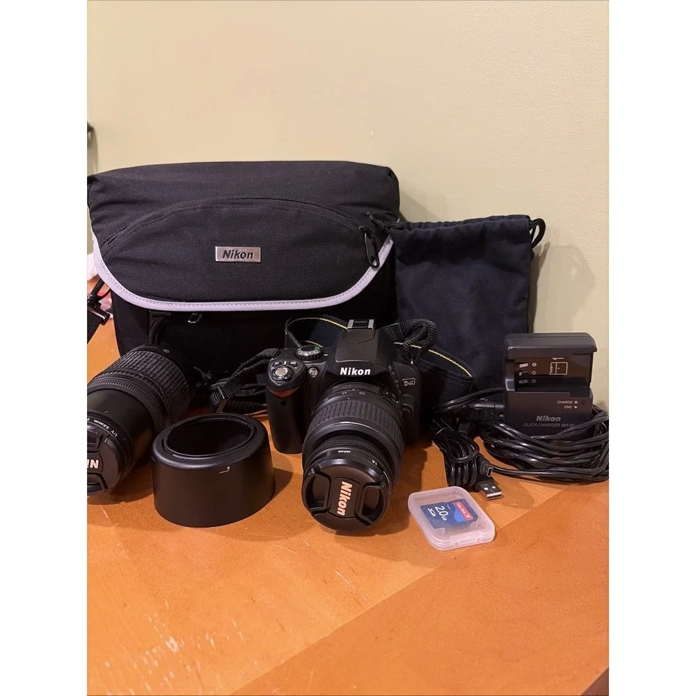 Nikon DX D40 10.2MP Digital SLR Camera Kit 18-55mm & 55-200mm Lenses Black Case